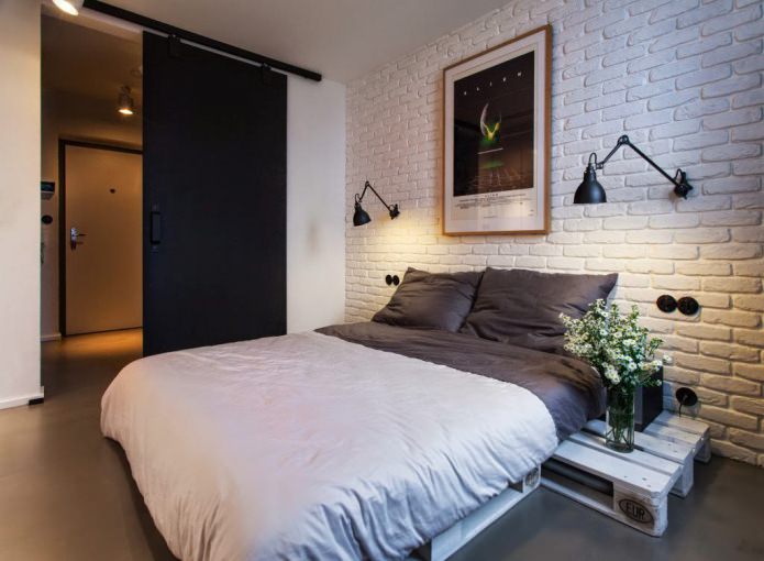 Mur de briques blanches dans la chambre