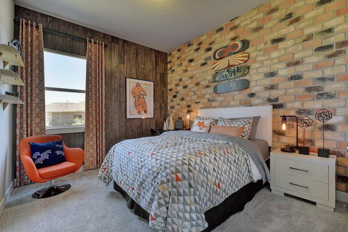 Aménagement de chambre avec papier peint effet brique