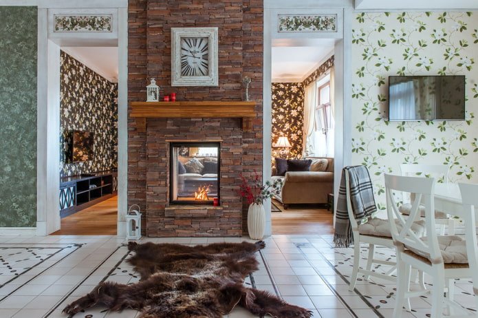 finition décorative en pierre de la cheminée à l'intérieur