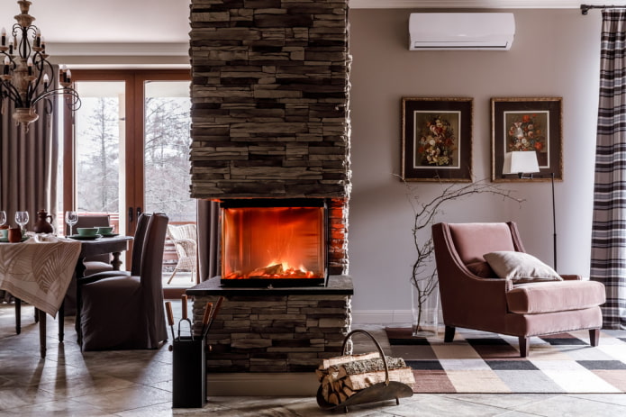 finition décorative en pierre de la cheminée à l'intérieur