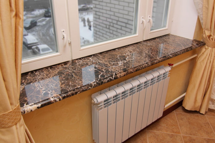 Appui de fenêtre décoratif en pierre