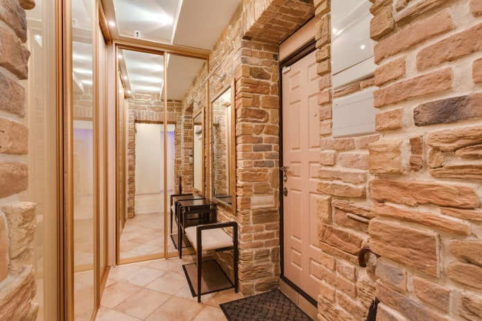 Finition décorative des pentes en pierre à l'intérieur