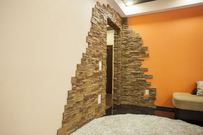 finition décorative en pierre d'une porte à l'intérieur