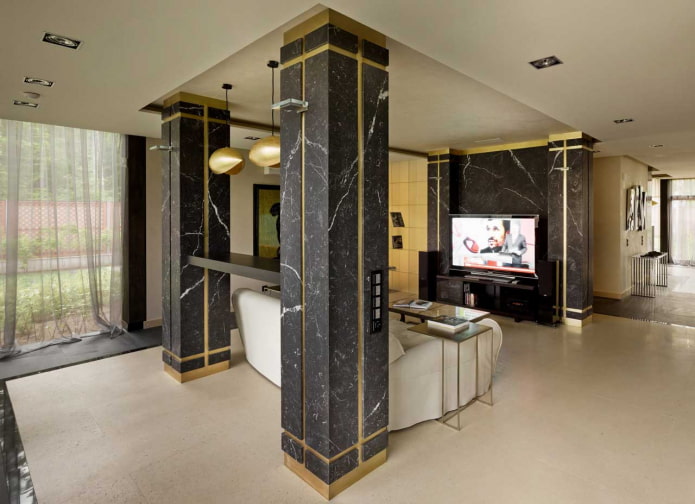 Finition décorative des colonnes en pierre à l'intérieur