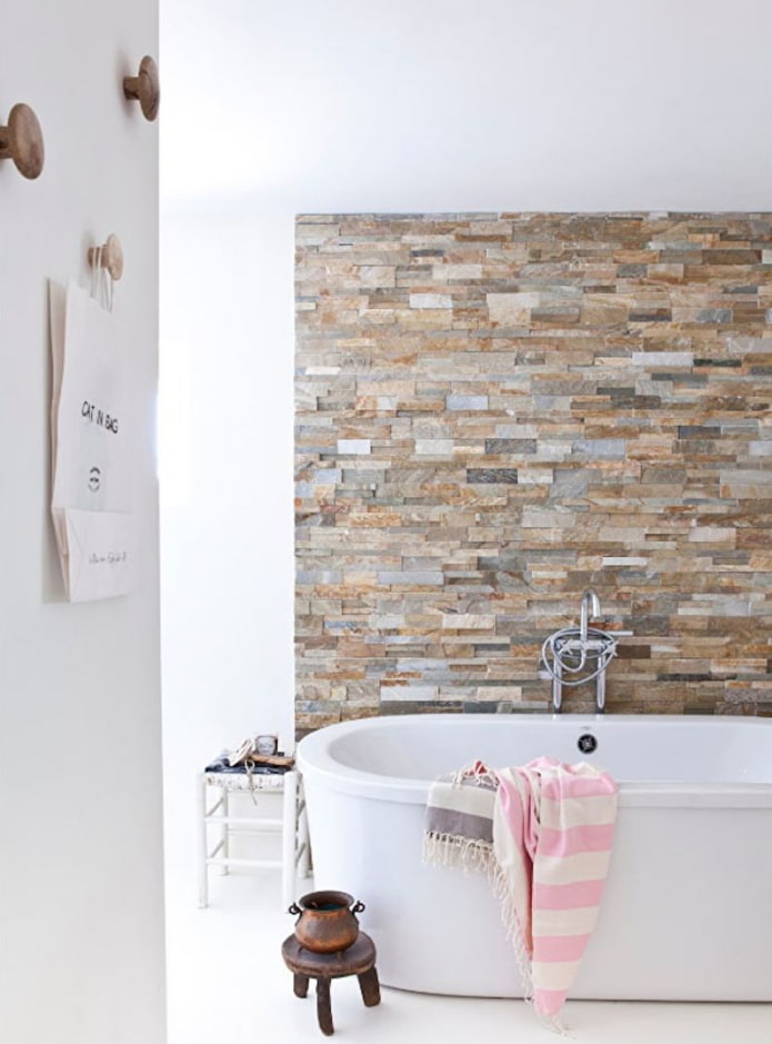 Finition en pierre décorative dans la salle de bain