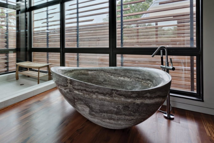 Baignoire décorative en pierre à l'intérieur