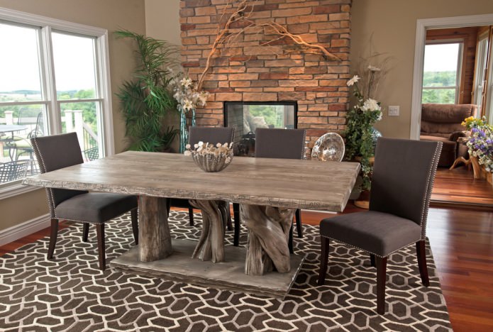 table en bois grise