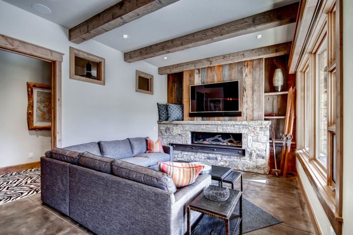 poutres en bois sur un plafond blanc