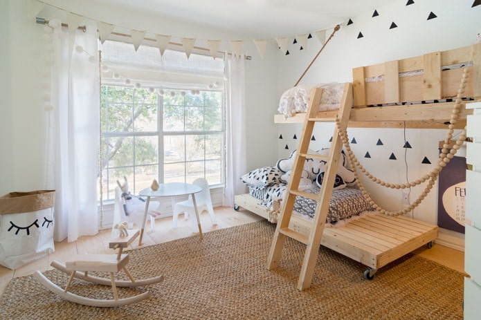 Bois clair dans la chambre d'enfant