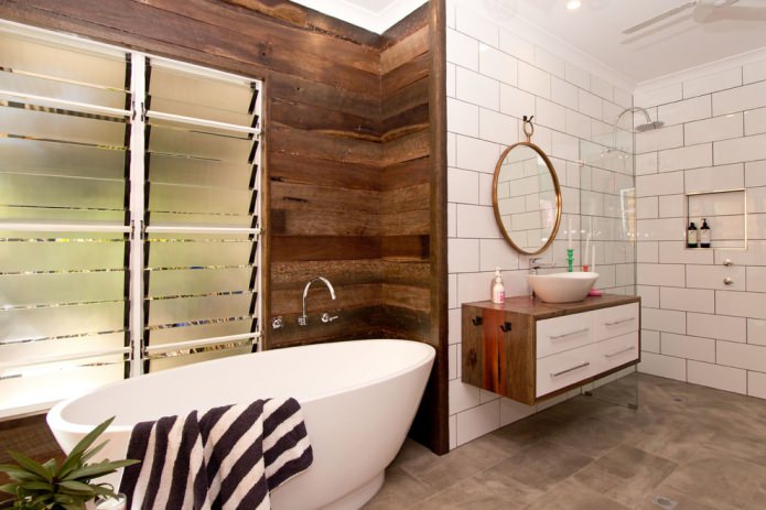 planches dans la finition de la salle de bain