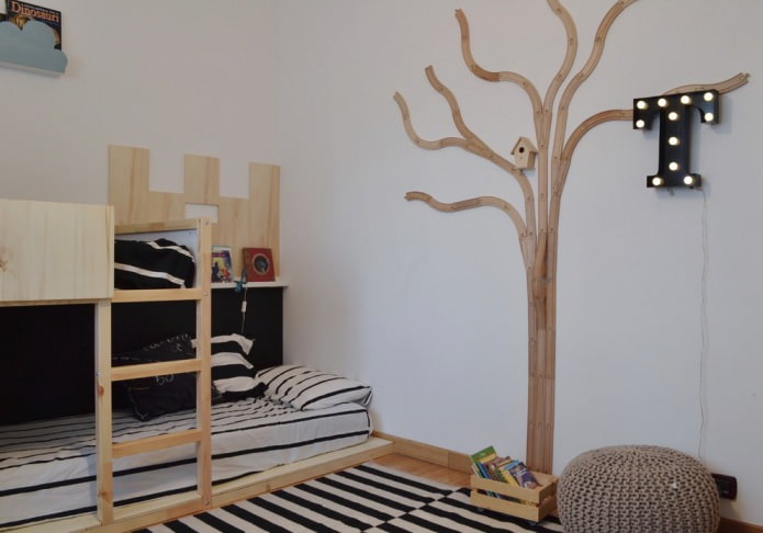 Bois laconique sur le mur de la chambre d'enfant