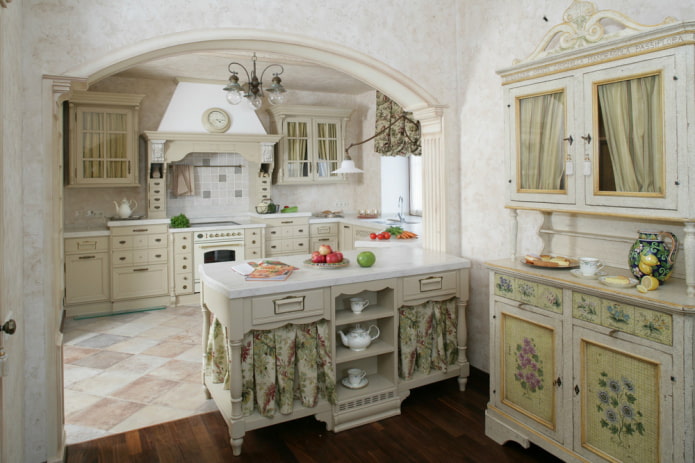 Intérieur de style provençal avec une arche