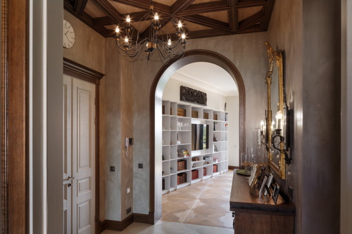 Couloir de style méditerranéen avec une arche