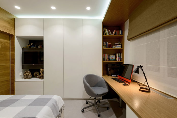 bureau d'ordinateur en bois à l'intérieur