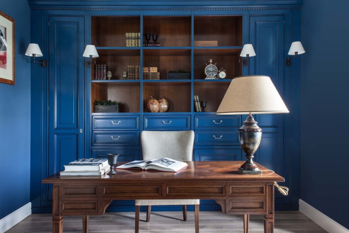 Bureau en bois à l'intérieur