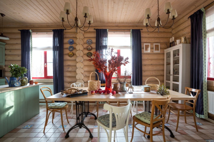 Table en bois dans un intérieur de style campagne