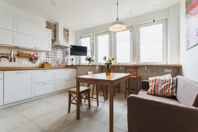 Table en bois dans la cuisine