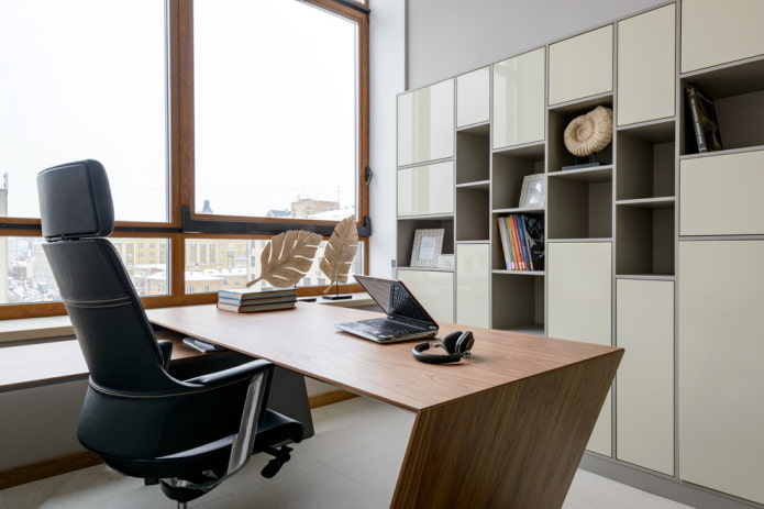 table en bois dans un intérieur de bureau