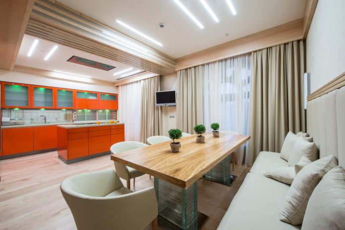 Table à manger en bois à l'intérieur