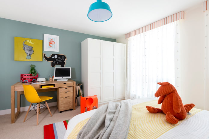 Table en bois à l'intérieur de la chambre d'enfant