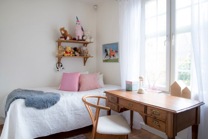Table en bois marron à l'intérieur
