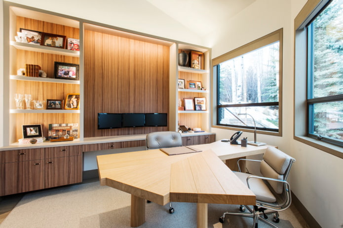 table en bois dans un intérieur de bureau