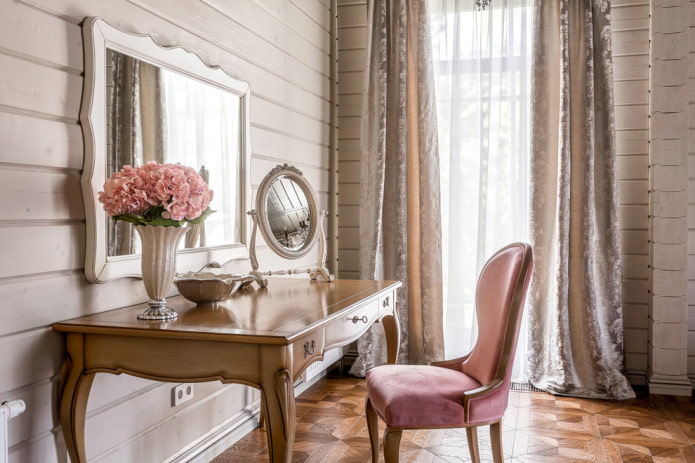 Coiffeuse en bois à l'intérieur