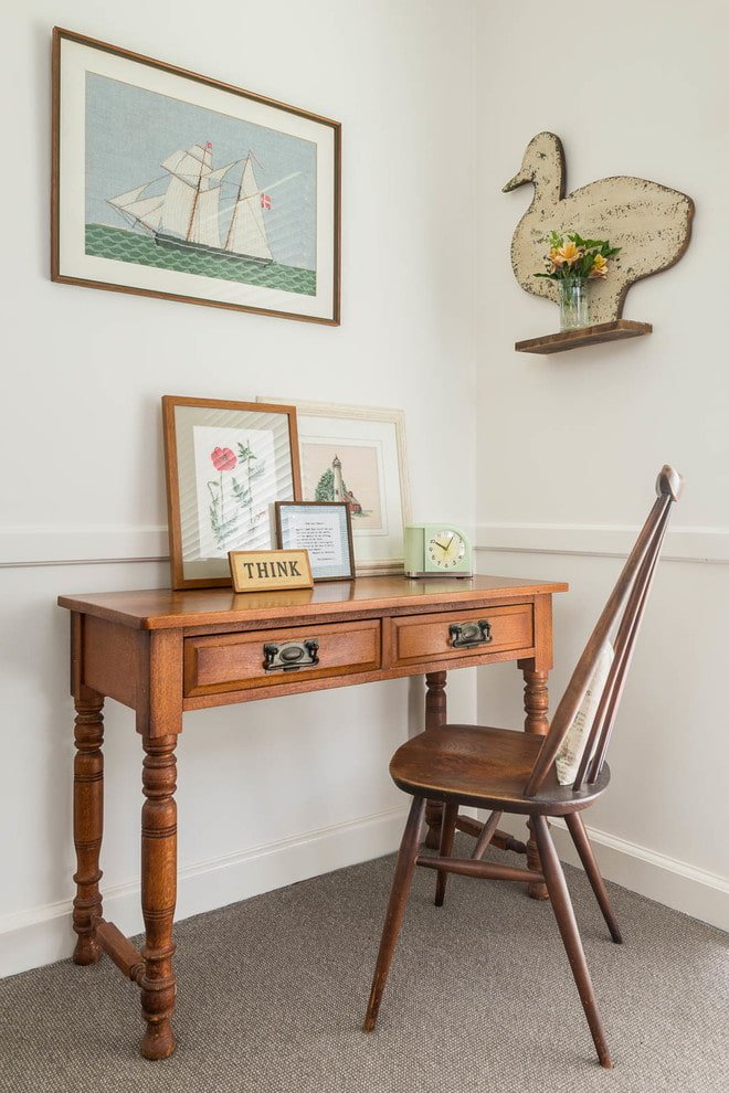 Table en bois marron à l'intérieur