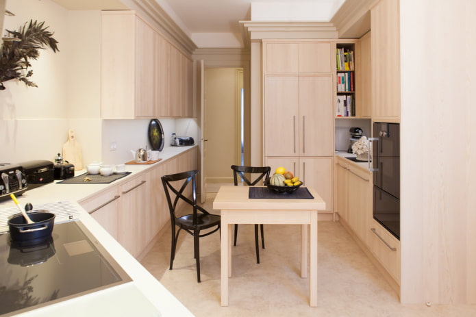 Table carrée en bois à l'intérieur