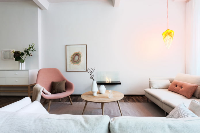 Table en bois dans un intérieur de style scandinave