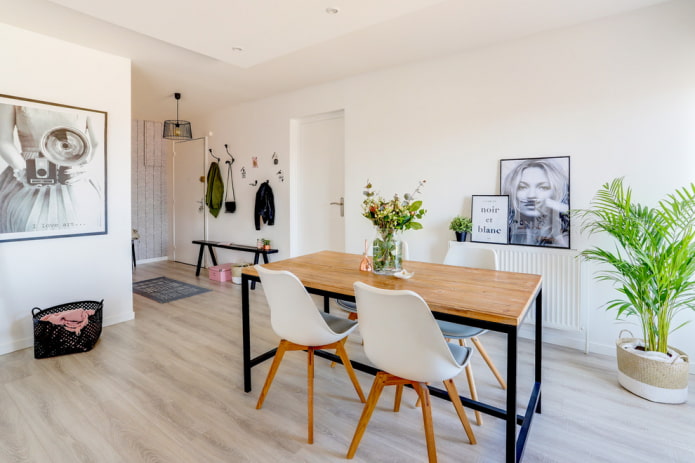 Table en bois dans un intérieur de style scandinave