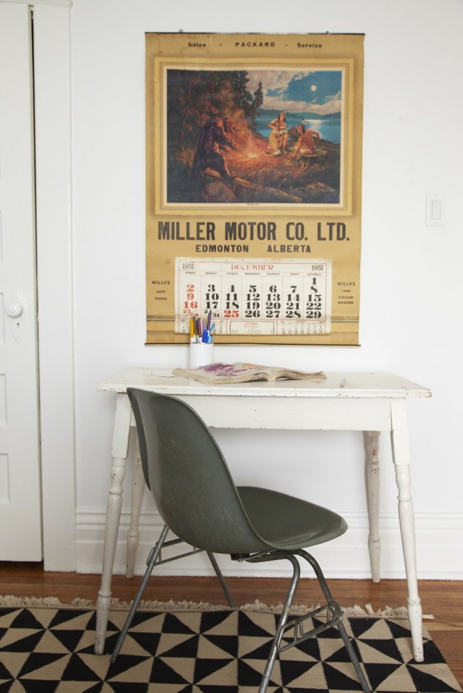 Table en bois blanc à l'intérieur