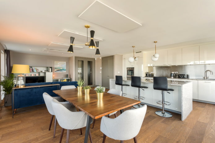 Table en bois dans un intérieur de style moderne