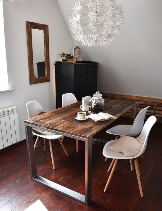 Table en planches à l'intérieur
