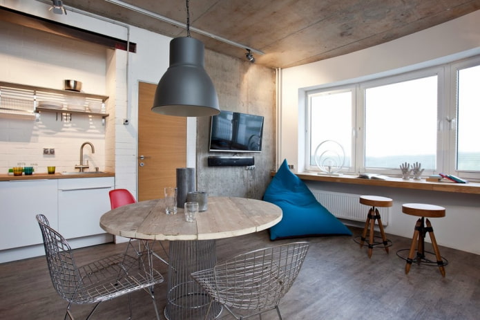 Table en bois dans un intérieur de style loft