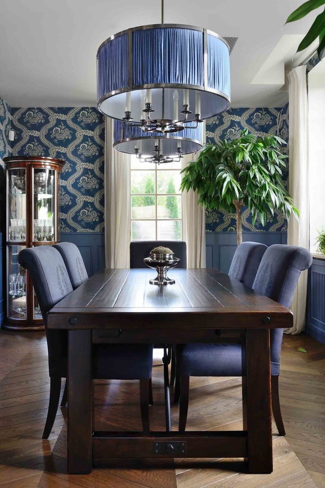 Table en bois de wengé à l'intérieur