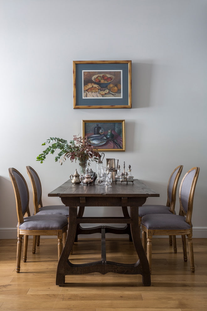 Table en bois de wengé à l'intérieur