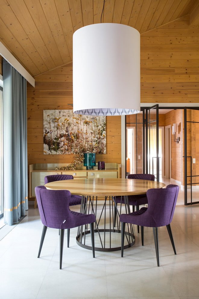 Table en bois avec un pied en métal à l'intérieur