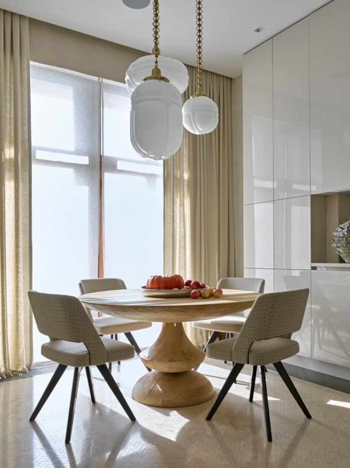 Table en bois sur un pied à l'intérieur