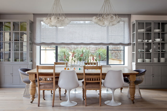 Table en bois avec pieds sculptés à l'intérieur