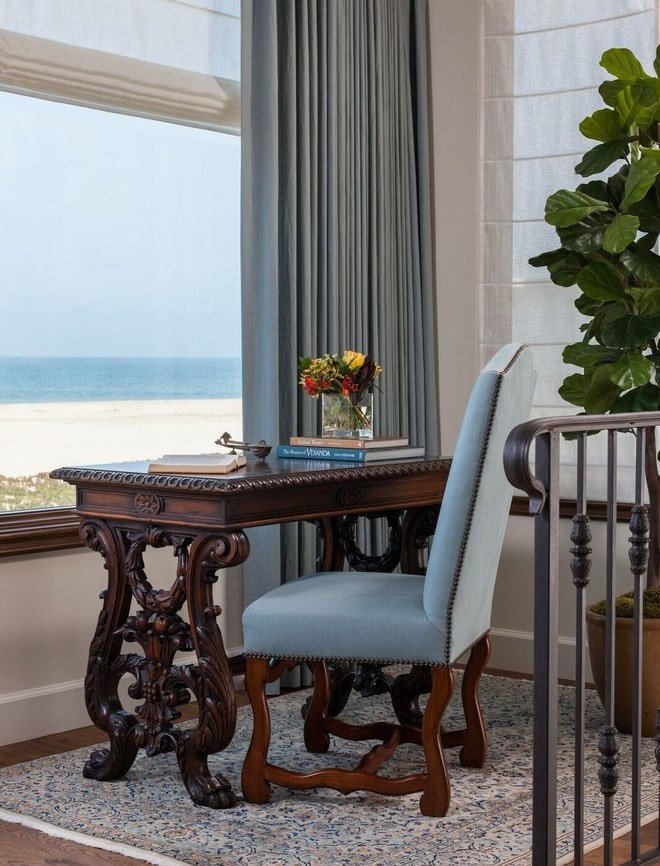 Table en bois avec pieds sculptés à l'intérieur
