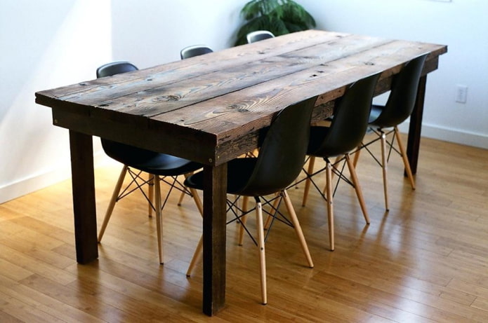 Table en bois cintré à l'intérieur