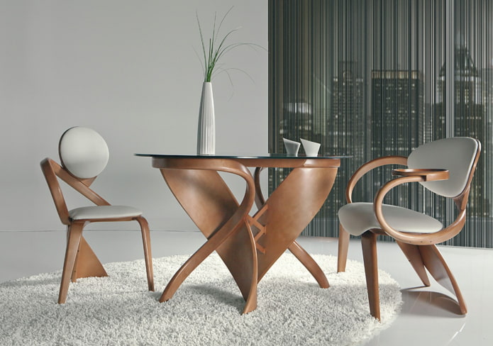 Table en bois cintré à l'intérieur
