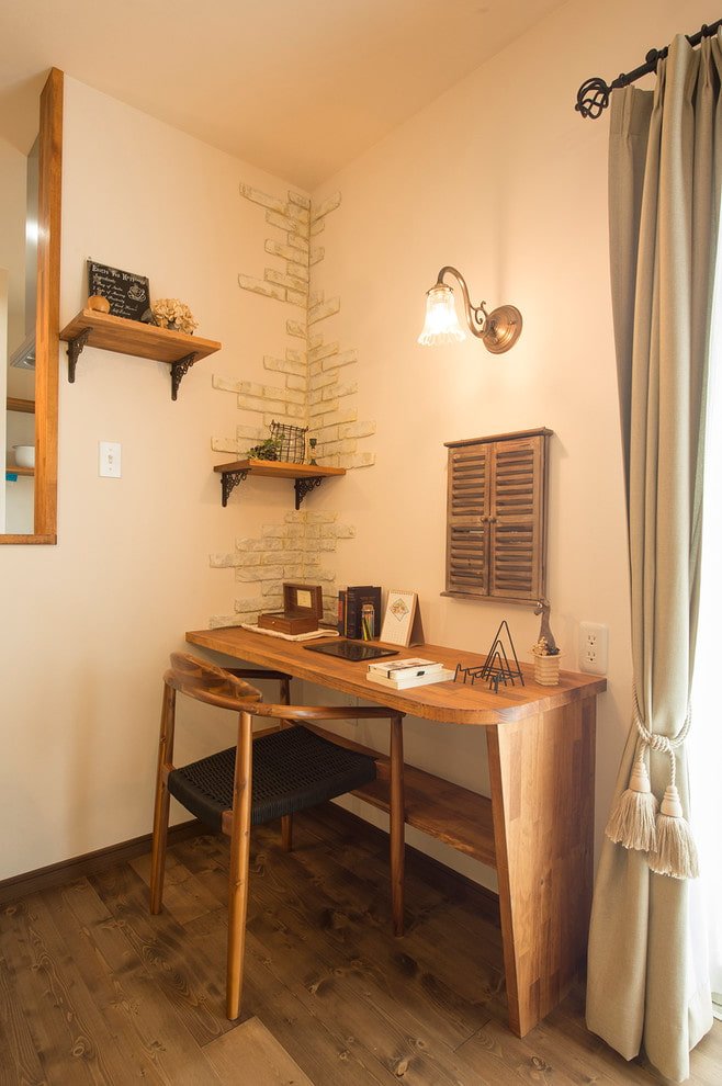 Table en bois marron à l'intérieur