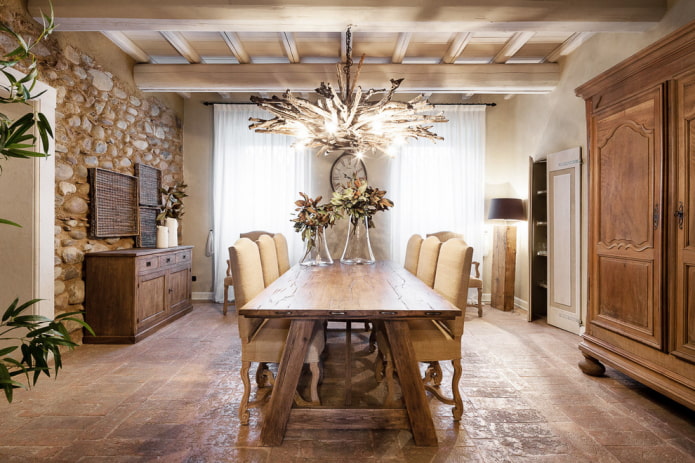 Table en bois brossé à l'intérieur