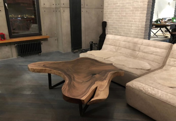 table en traits de scie à l'intérieur