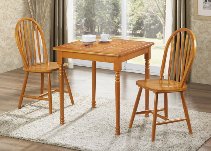 Table en bois avec carrelage à l'intérieur
