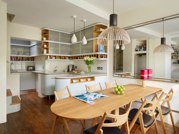 table ronde en bois à l'intérieur