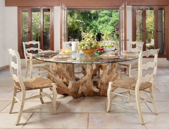 table en racine de bois à l'intérieur
