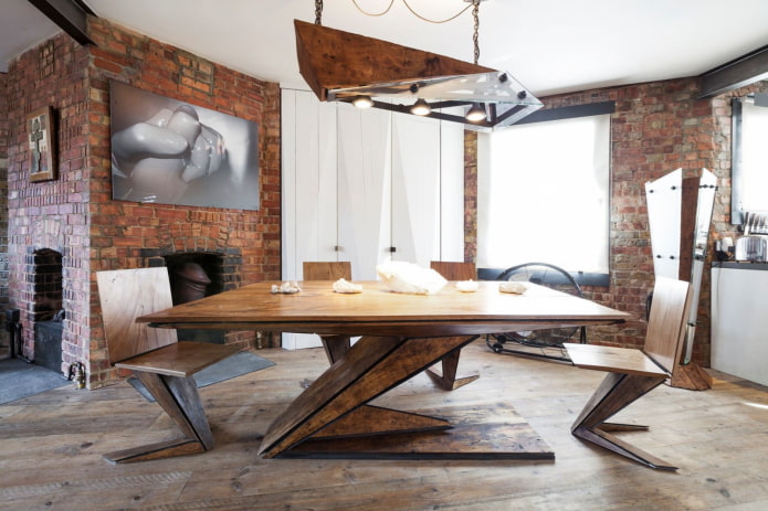 Table en bois dans un intérieur de style loft